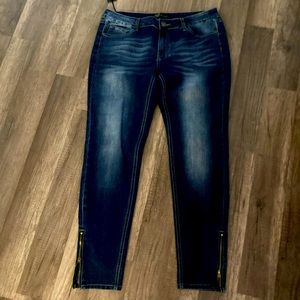 NWT Rock N Royal Jeans. Basic 5 pocket with zipper close tapered leg